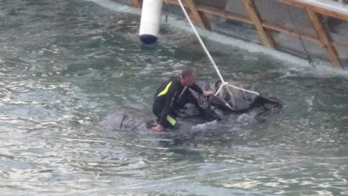 Sinop'ta yan yatıp karaya oturan tekne kurtarıldı