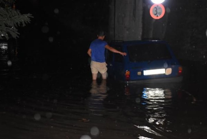 Edirne'de yağmurda yollar göle döndü