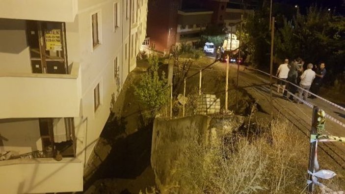 Karabük’te bir binanın istinat duvarı çöktü