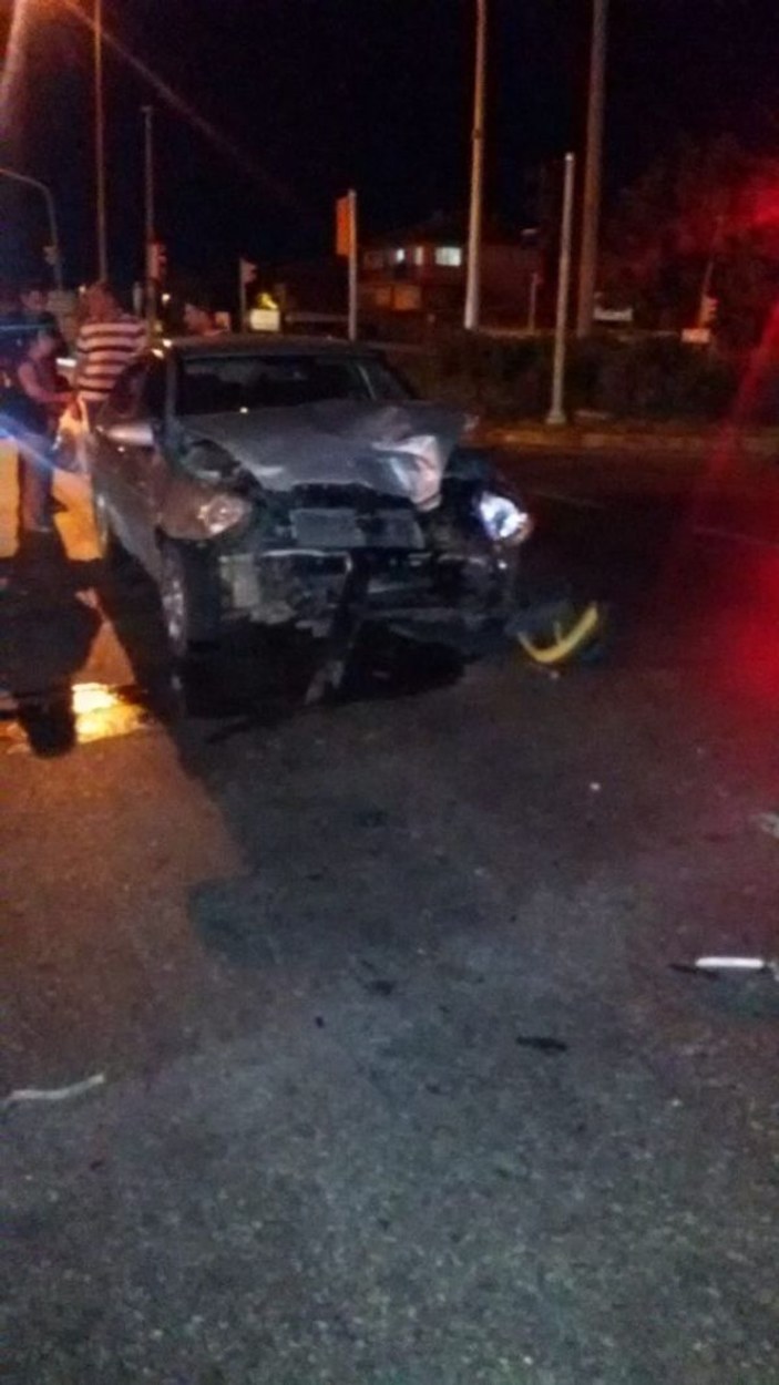 Manisa'da minibüs ile otomobil çarpıştı: 10 yaralı
