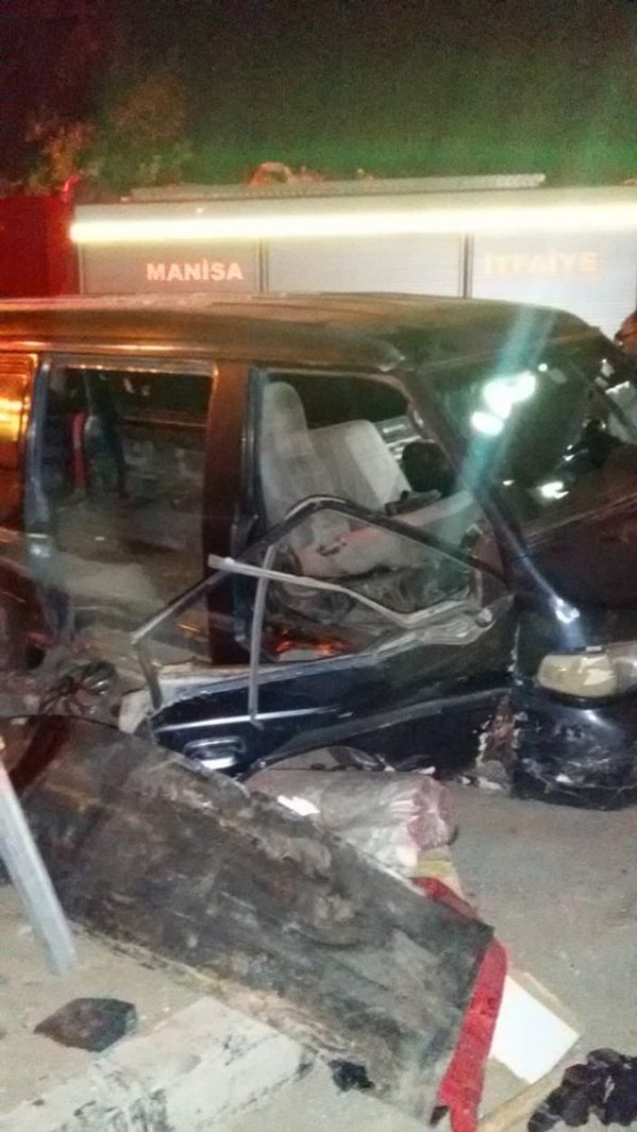 Manisa'da minibüs ile otomobil çarpıştı: 10 yaralı