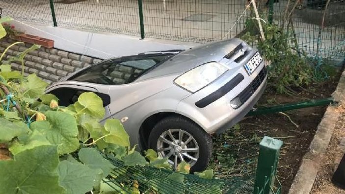 Kaza yapan otomobil hamakta yatan çocuğun üzerine düştü