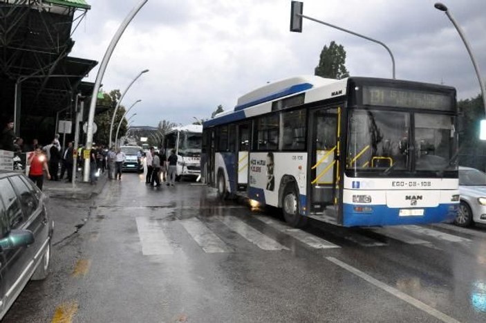 Polis servis aracı yolcu otobüsüne çarptı: 3’ü polis, 8 yaralı