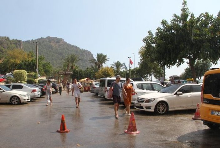 Antalya'da turistler sağanak yağmurda yüzdü