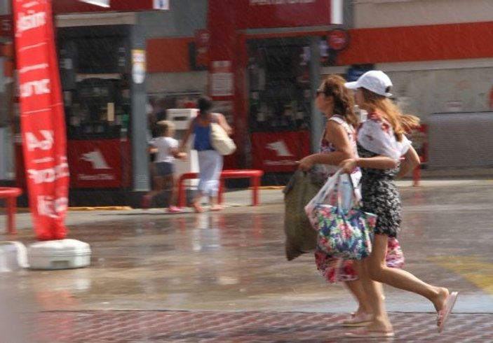 Antalya'da turistler sağanak yağmurda yüzdü