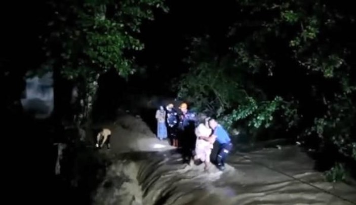 Köprü yıkılınca mahsur kalan aileyi AFAD kurtardı