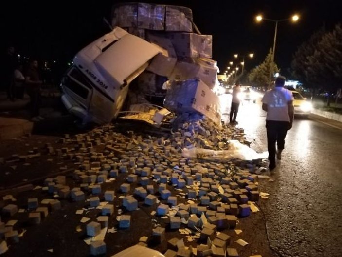 Kahramanmaraş'ta parke yüklü tır refüje çarptı