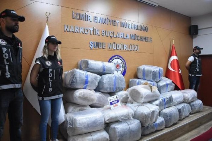 İzmir'de gecekonduya baskın: 600 kilogram skunk ele geçirildi