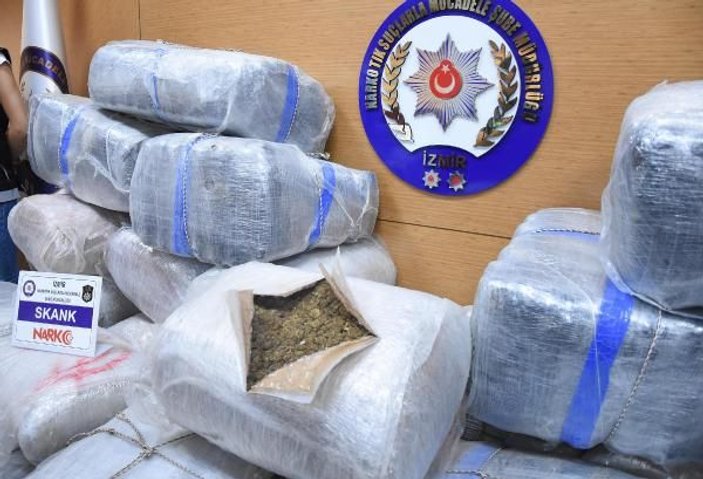 İzmir'de gecekonduya baskın: 600 kilogram skunk ele geçirildi