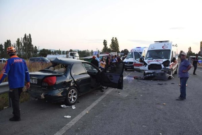 Ambulansında karıştığı zincirleme kazada 3 kişi öldü