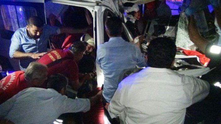 Diyarbakır'da minibüs ile kamyon çarpıştı: 8 yaralı