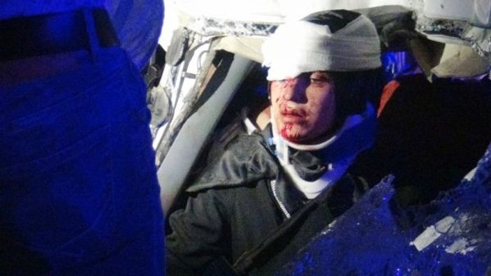 Diyarbakır'da minibüs ile kamyon çarpıştı: 8 yaralı