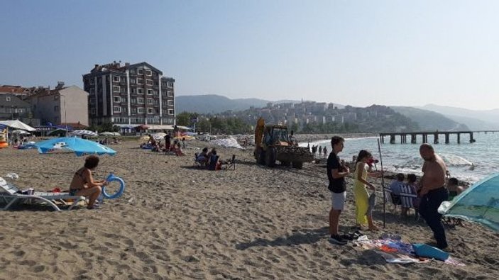 Zonguldak'ta sel sonrası fındıklar kıyıya vurdu