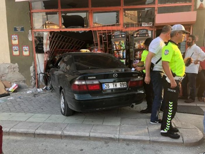 Eskişehir'de bir araç markete daldı
