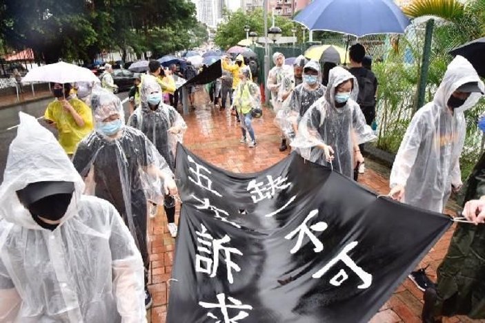 Hong Kong’da protestolar, polis izninde devam ediyor