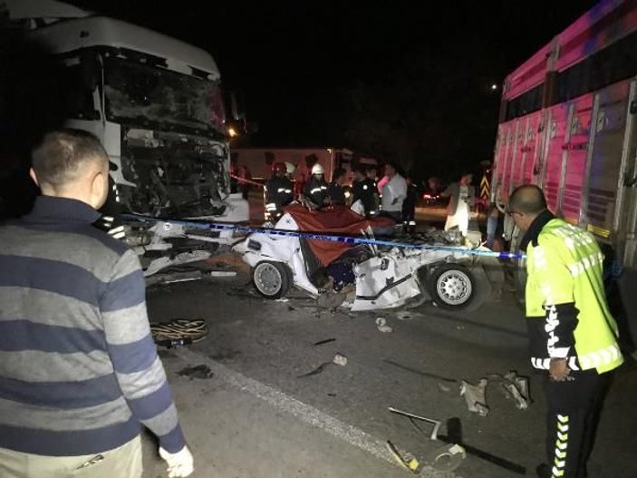 Konya'da işçilerinin otomobiline tır çarptı : 3 ölü, 2 yaralı