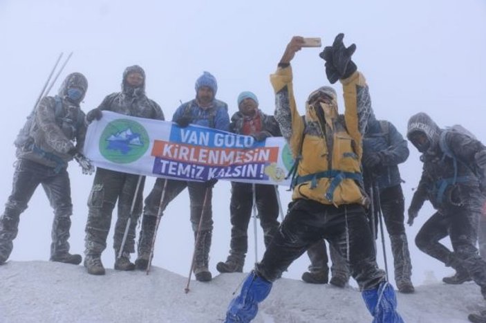 Ağrı Dağı’na tırmanan dağcılar tipi ve fırtınaya yakaland