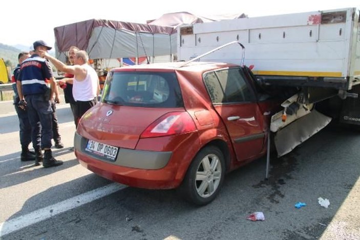 Sakarya'da otomobil tırın altında kaldı: 4 yaralı
