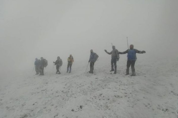 Ağrı Dağı’na tırmanan dağcılar tipi ve fırtınaya yakaland