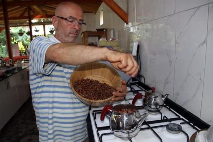 Düzce'de fındık kabuğundan çay yaparak satıyor