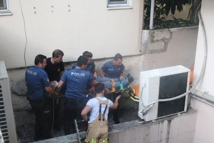 Kadıköy'de üç metreden düşen yaşlı adam yaralandı