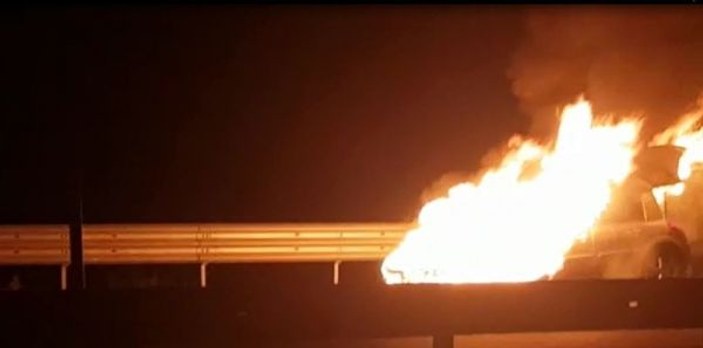 Kütahya'da bir otomobil alev alev yandı