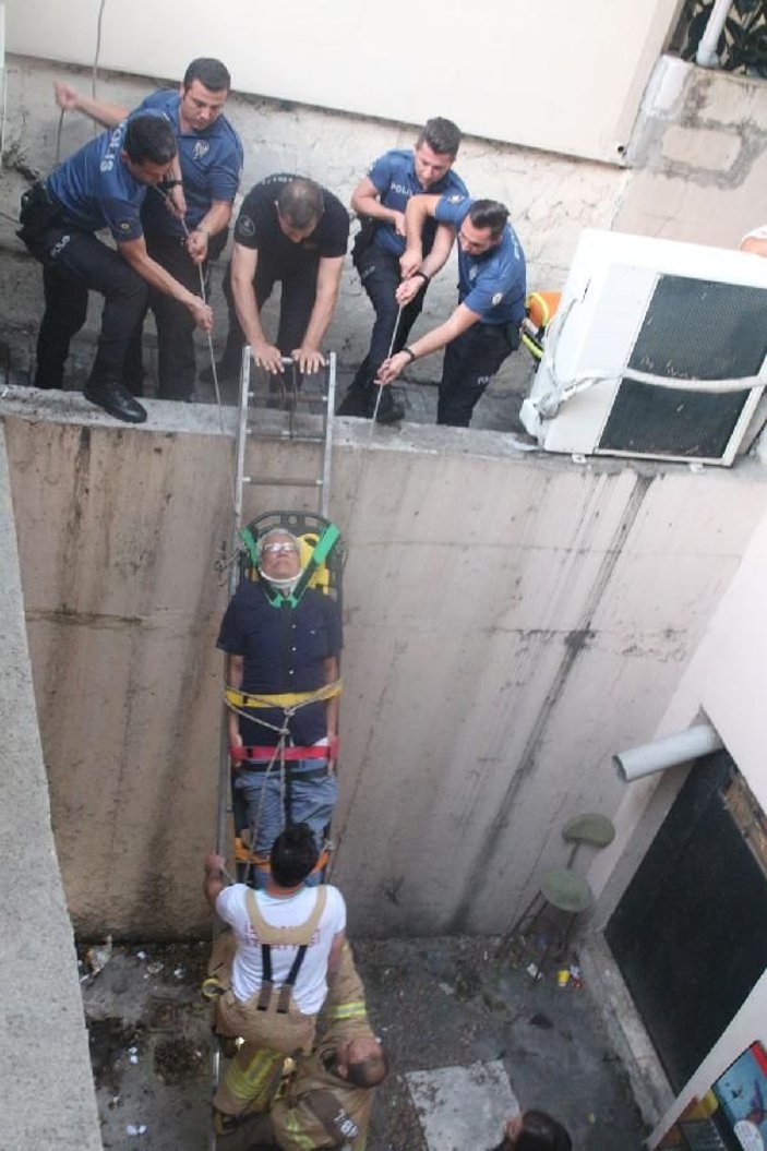 Kadıköy'de üç metreden düşen yaşlı adam yaralandı