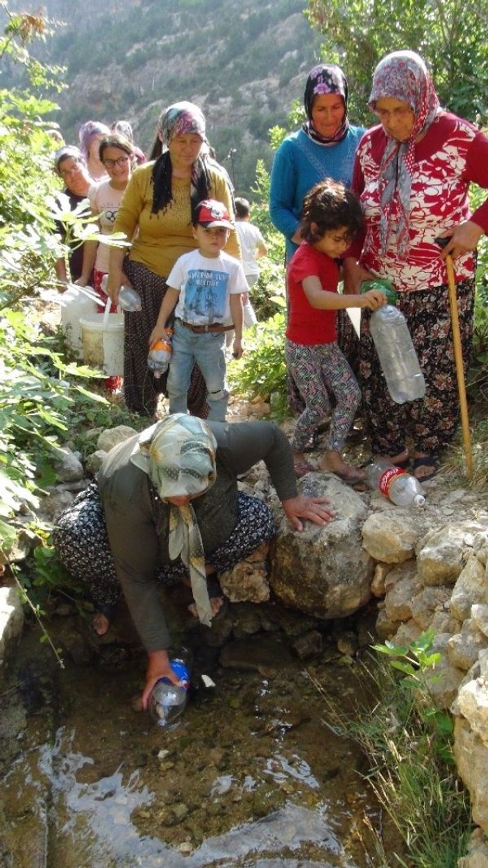 Mersin'de vatandaşlar bidonlarla su kuyruğunda