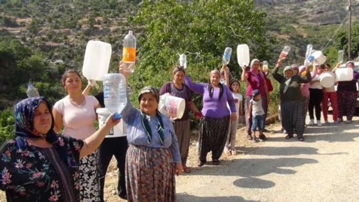 Mersin'de vatandaşlar bidonlarla su kuyruğunda