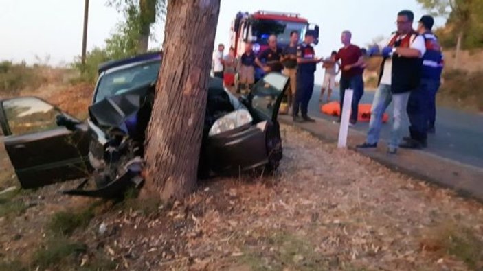 İzmir’de otomobil ağaca çarptı: 3 ölü, 1 yaralı