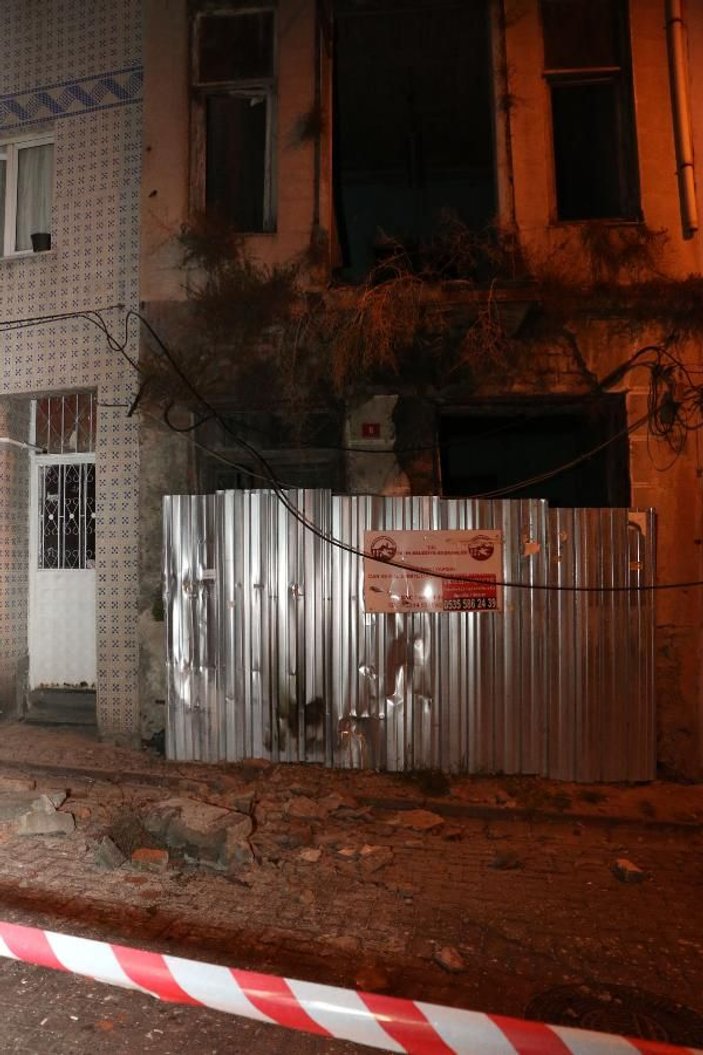 Fatih'te metruk binanın balkonu çöktü