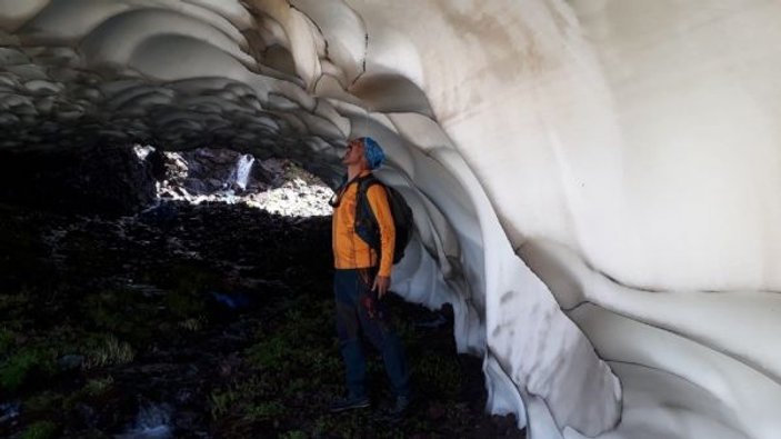 Hakkari'de ağustos ayına rağmen erimeyen kar tüneli