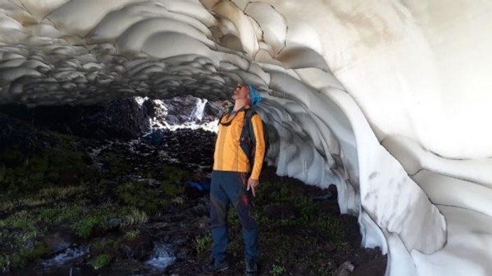 Hakkari'de ağustos ayına rağmen erimeyen kar tüneli