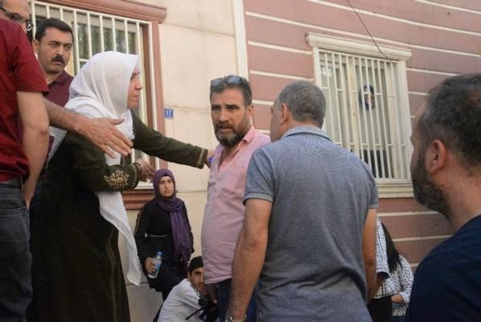 HDP binasının önünde bekleyen annenin isyanı