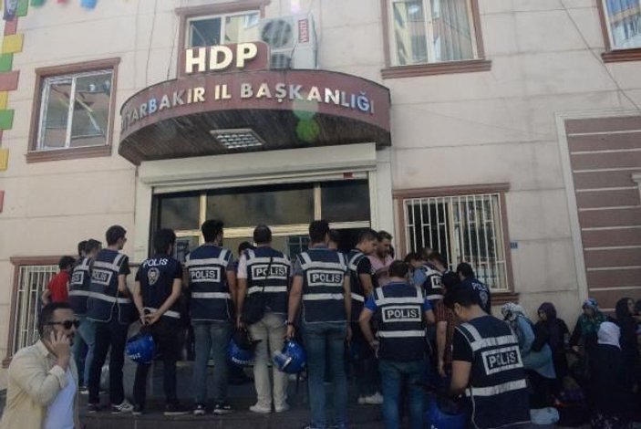 HDP binasının önünde bekleyen annenin isyanı