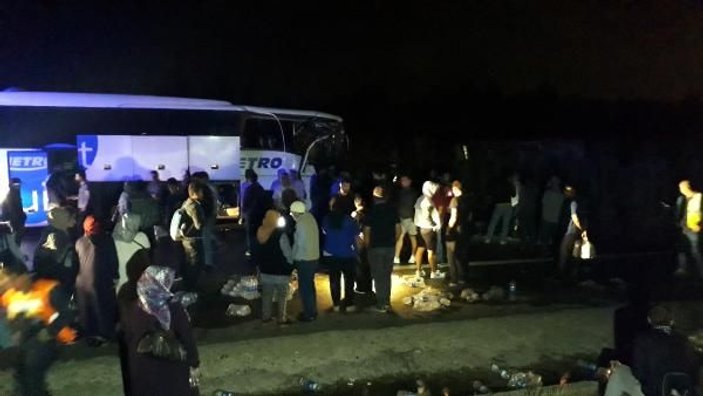 Ankara'da devrilen tıra yolcu otobüsü çarptı : 1 yaralı