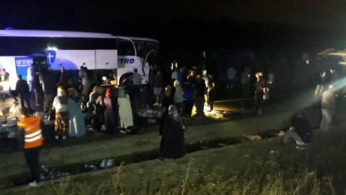 Ankara'da devrilen tıra yolcu otobüsü çarptı : 1 yaralı