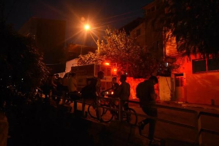 İzmir'de cinayet zanlılarının evi kundaklandı