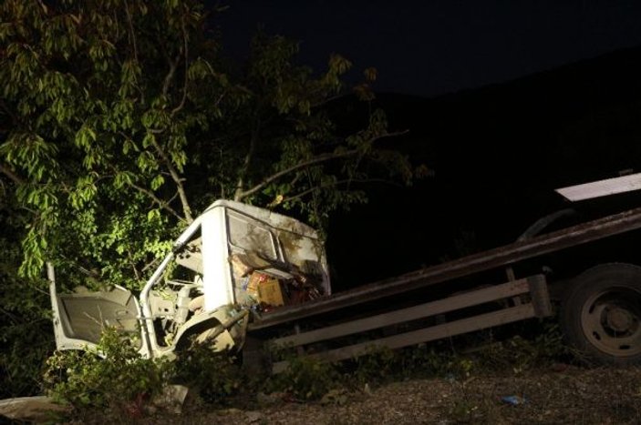 Tokat'ta kazada uçuruma yuvarlanan aracı, ağaç durdurdu