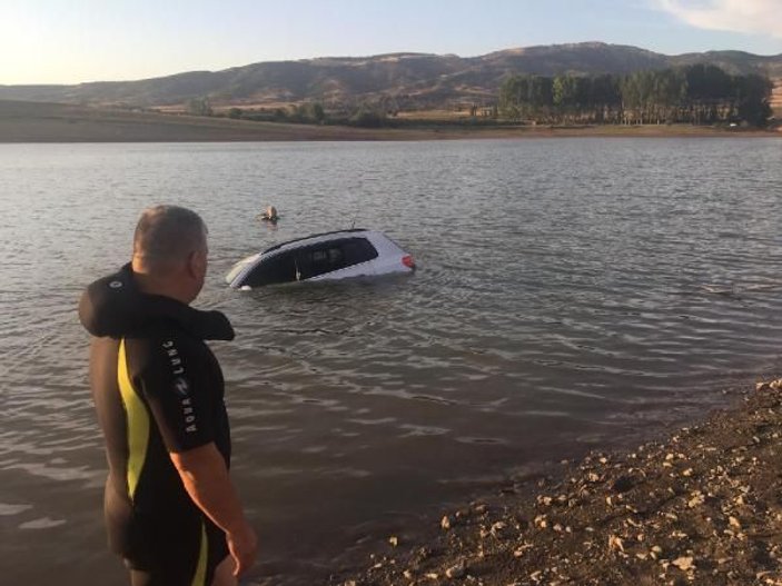 Amasya'da park halindeki cip gölete girdi