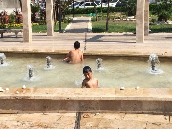 Manisa’da çocuklar kendilerini süs havuzuna attı