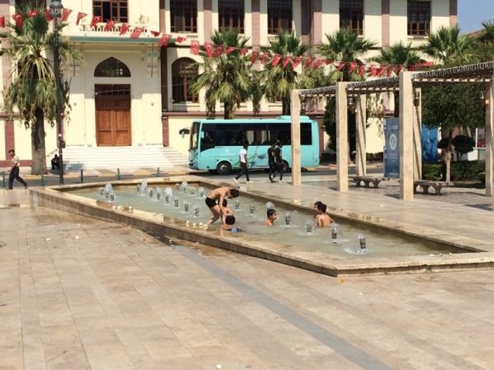 Manisa’da çocuklar kendilerini süs havuzuna attı
