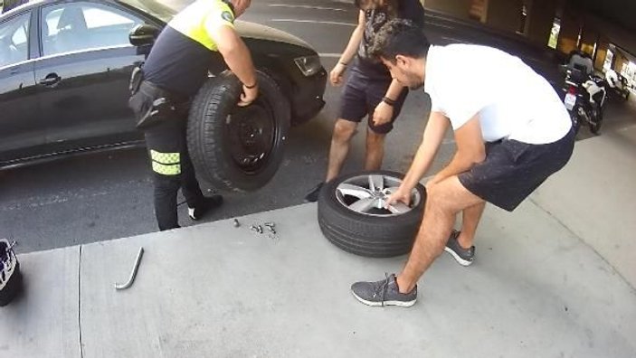 Trafik polisi, patlak lastikle giden gençlere yardım etti