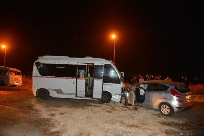 Adana'da yolcu minibüsü ile otomobil çarpıştı