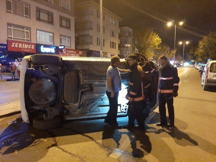 Başkent’te bir yaya ve iki otomobile çarpan araç devrildi