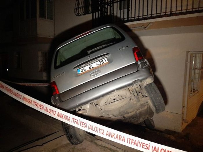 Ankara’da otomobil apartman duvarını deldi