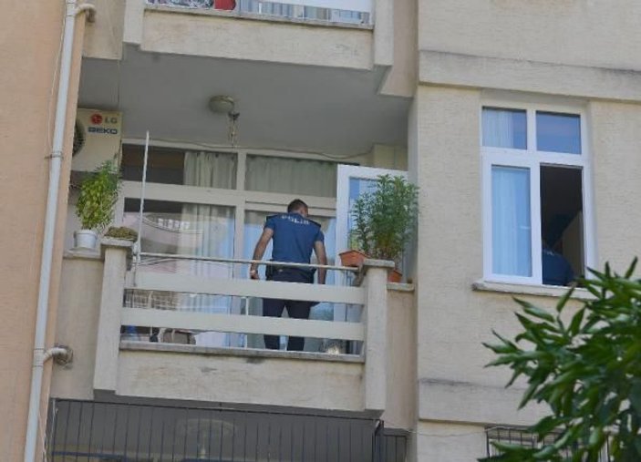 Adana'da oğlu yemeği beğenmeyince kendini balkondan attı