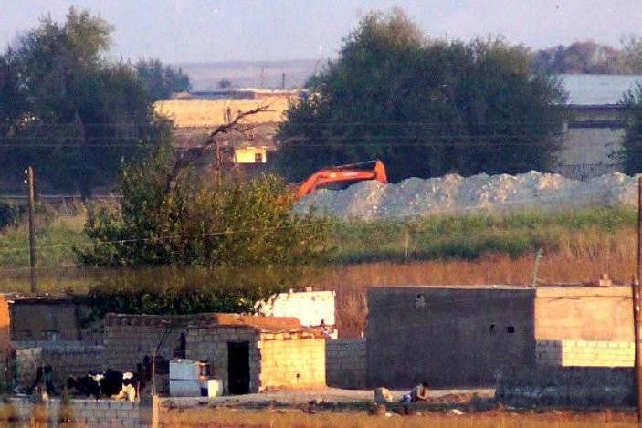PKK/PYD'li teröristler hendek kazmayı sürdürüyor