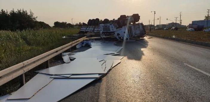 Bursa'da kırımızıda geçen tır otomobili biçti