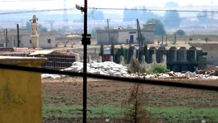 PKK/PYD'li teröristler hendek kazmayı sürdürüyor